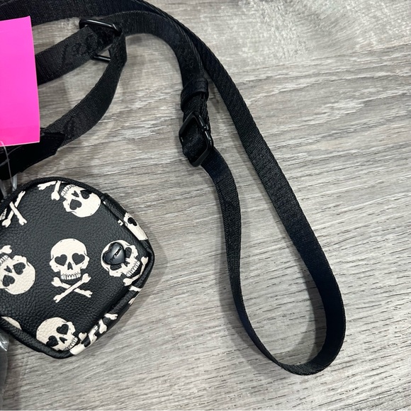 Betsey Johnson XOMINDY Black & White Skull & Crossbones Crossbody With Pouch NWT - Picture 3 of 6